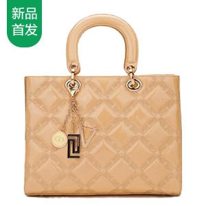 色泽光亮的方正手提包，远远看一眼就感受到了迷人的小香气息，犹如优雅的名媛端庄而华丽。漆面牛皮加上特殊的绣线技术，表现出来的菱格更耐人寻味，圆形五金连接环更加牢固，在你约会迟到的早晨，带着它肆意奔跑吧。