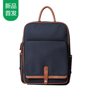 一部《来自星星的你》激起了潮男们的双肩包情节，这款双肩包却让人想到午后伦敦河边的少年。未经任何复杂图案处理的包身，仅使用撞色线条装饰，边缘轮廓使用边骨定型保持挺括，低调但很有英伦范，好男友必备款。