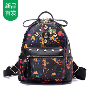 铆钉和双肩包一直是绝配，摩登朋克风情透出一点点可爱的小性感，独一无二的小动物皮革，贴心的前置拉链口袋，带出青春的轻熟学院范，减龄神奇就是它啦。