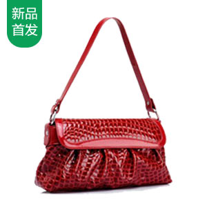 鳄鱼纹牛皮就像是女王的象征，扑面而来的大气，金属暗扣方便灵巧，车缝线流畅精致，精巧的包型又给人小资的情怀，大红色带来的性感让人过目难忘。